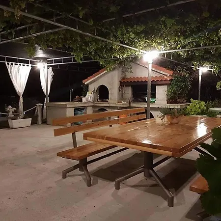 - Donja 14425c Supetarska Draga